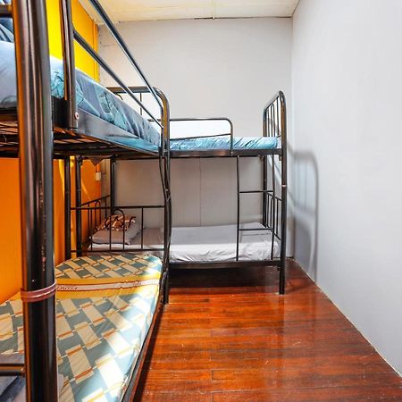 Hotel Spot On 90610 Loft Waterfront Kuching Exterior foto